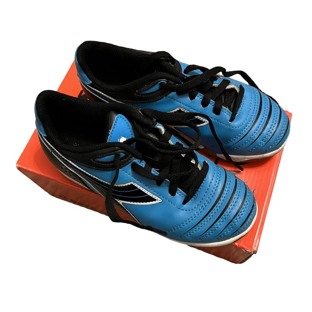NIB boys indoor soccer shoes